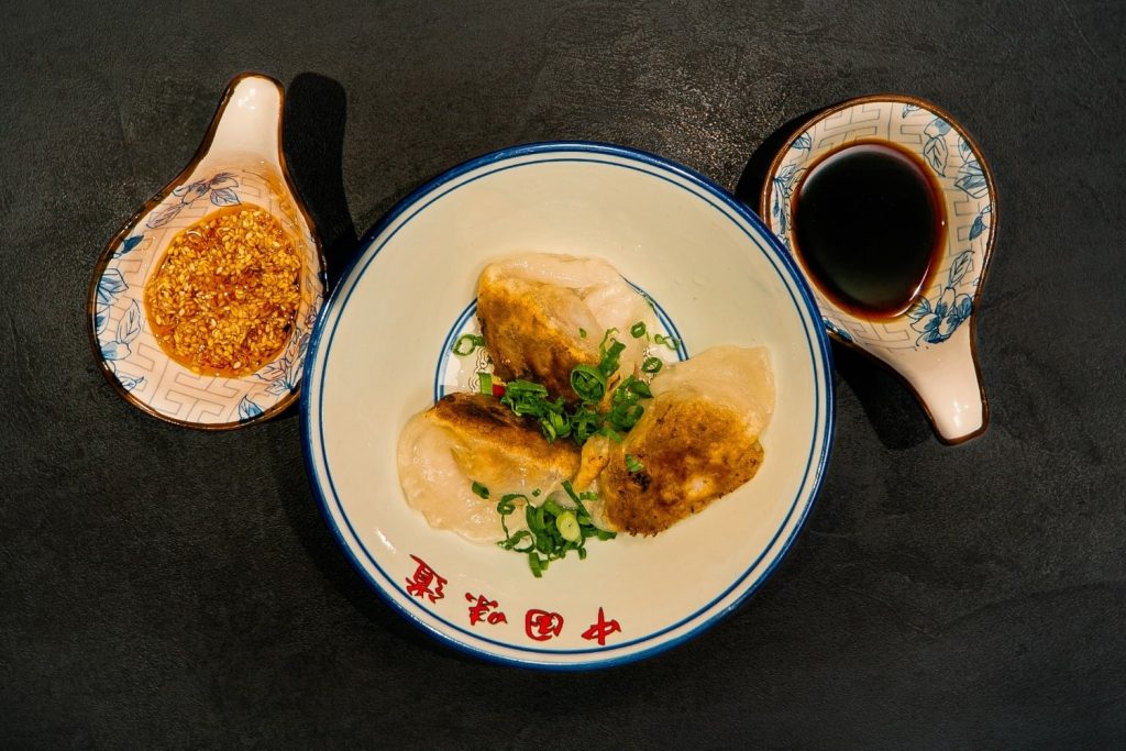 Mangalica-garnéla gyoza, ponzu, chili-szezám
