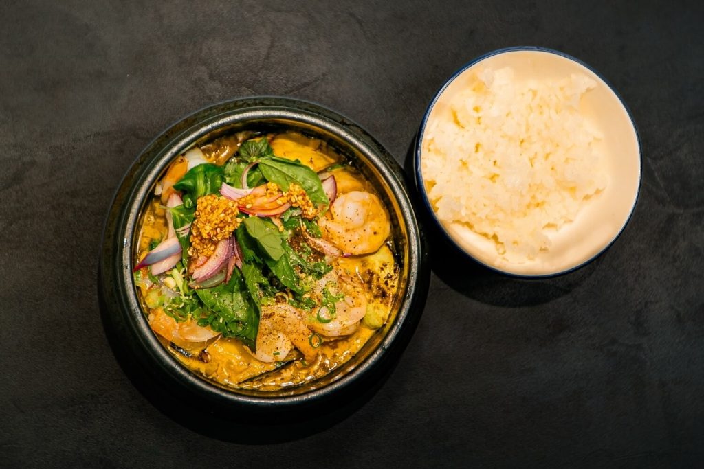 Curry, garnéla, spárga, vajtök, portobello, sushi rizs