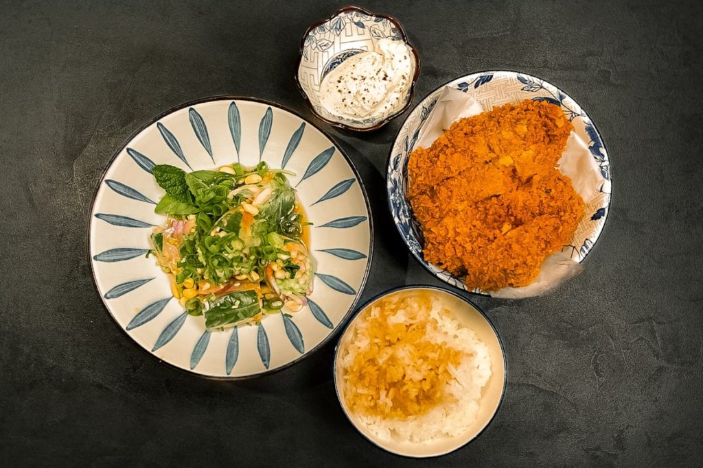 Yaki katsu rántott csirkecombfilé vagy csirkemell pankómorzsában, uborkasaláta nyári tekercsben, füstölt tejföl, sushi rizs