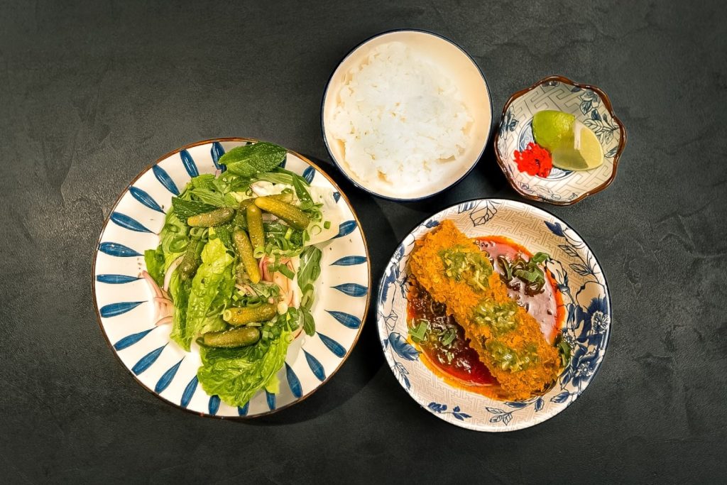 Rántott mangalicaköröm, vörös curry, wasabi, idénysaláta, sushi rizs