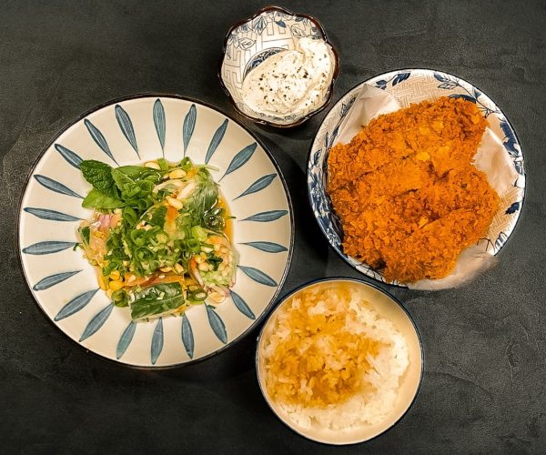Yaki katsu rántott csirkecombfilé vagy csirkemell pankómorzsában, uborkasaláta nyári tekercsben, füstölt tejföl, sushi rizs