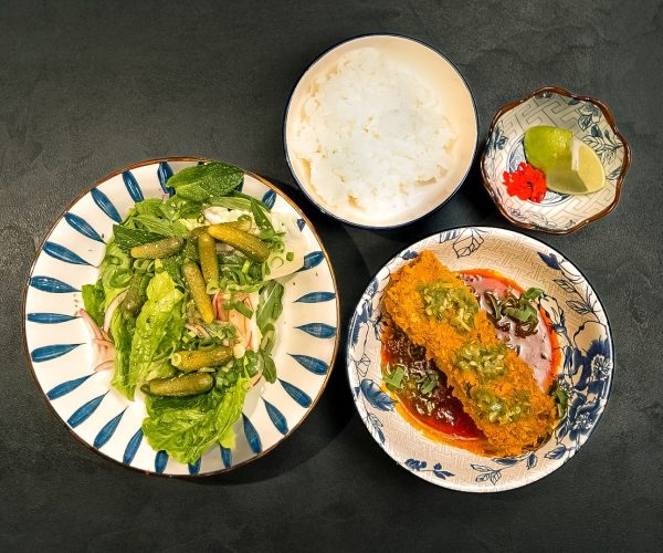 Rántott mangalicaköröm, vörös curry, wasabi, idénysaláta, sushi rizs