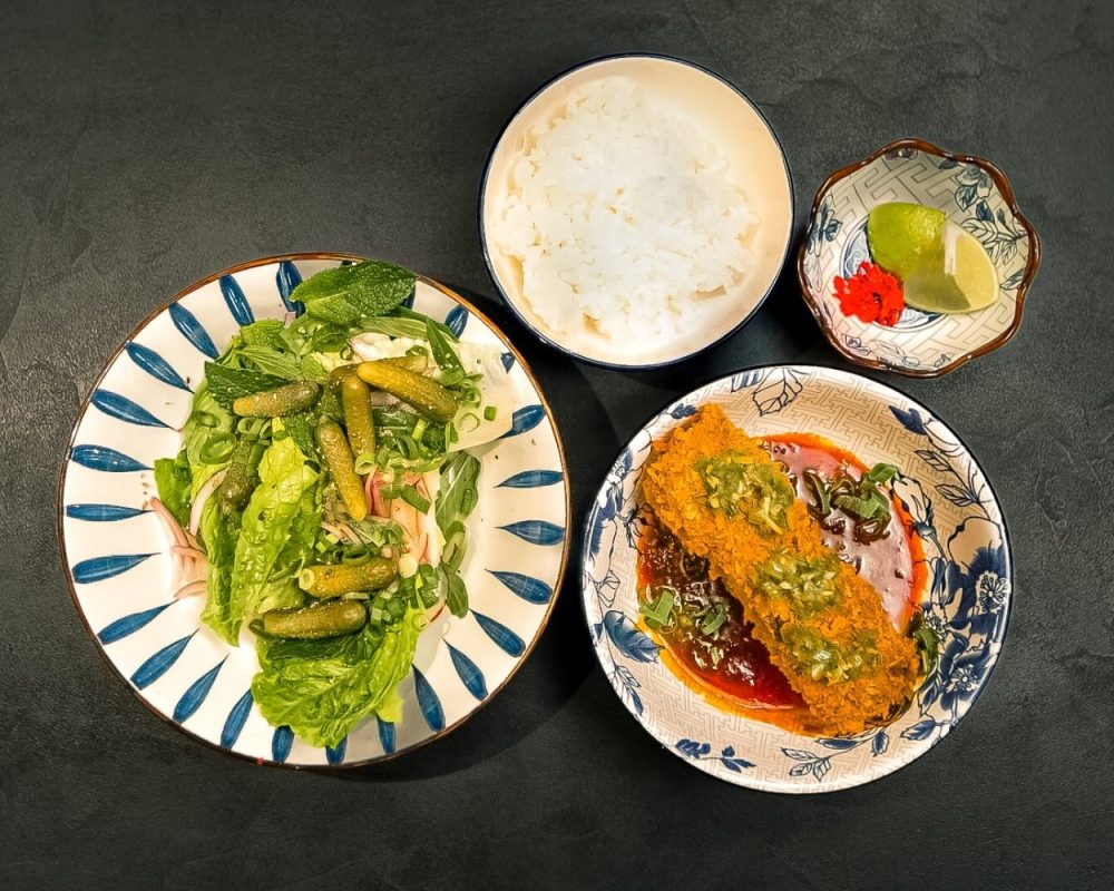 Rántott mangalicaköröm, vörös curry, wasabi, idénysaláta, sushi rizs